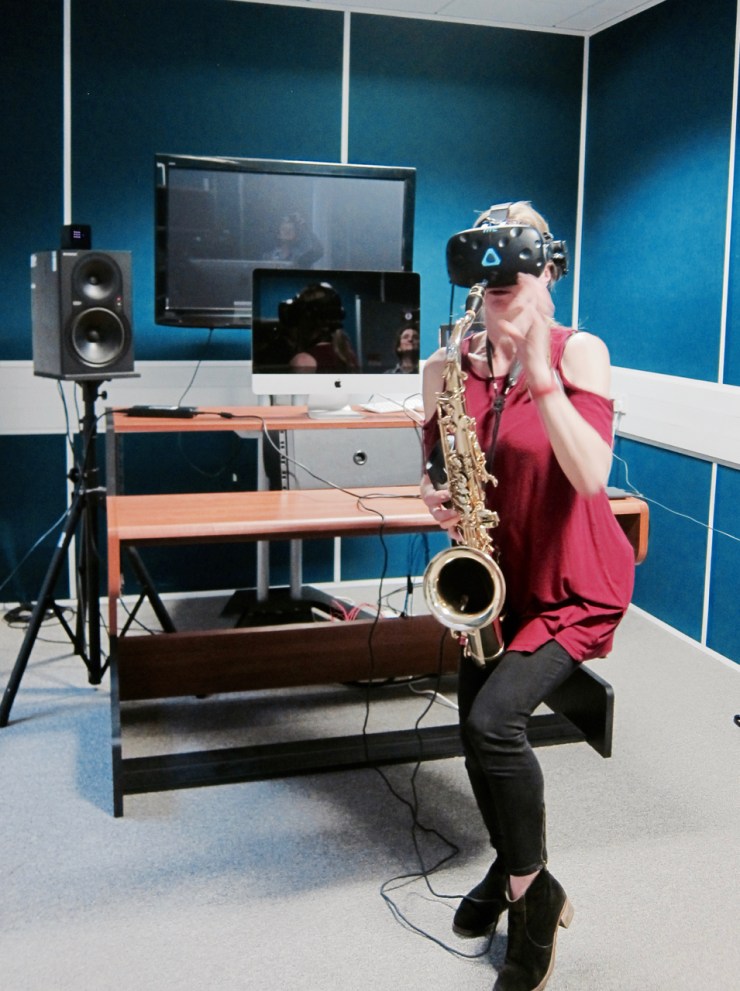 Female-Laptop-Orchestra_SARC2018_Franziska-Schroeder-doing-a demo-of-her-VR-app