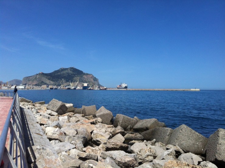 FLO-performance-Absurdity-Maria-Mannone- streaming from-Pelegrino