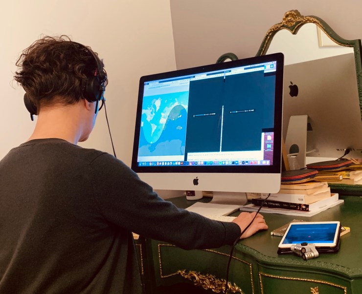 FLO-performance-Absurdity-Matilde-set-up-Belfast